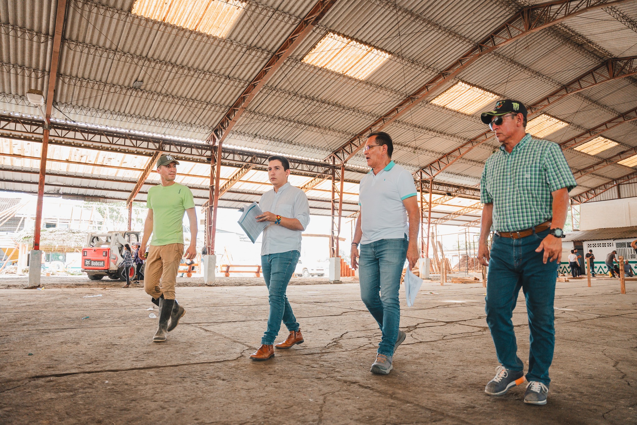 ¡Prefecto de Pastaza supervisa los trabajos en los hangares en Puyo, donde se realizará la Expoferia “Pastaza lo tiene todo”!